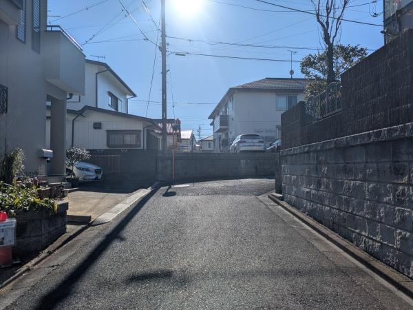 �_�ސ쌧�`��s����̐V�z��ˌ��Ă̑O�ʓ��H�܂ތ��n�ʐ^