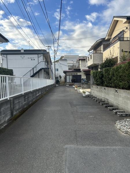 �_�ސ쌧������s���5���ڂ̓y�n�̑O�ʓ��H�܂ތ��n�ʐ^