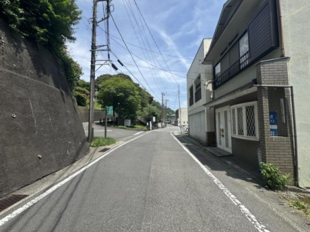 �_�ސ쌧���c���s���Ղ̓y�n�̑O�ʓ��H�܂ތ��n�ʐ^