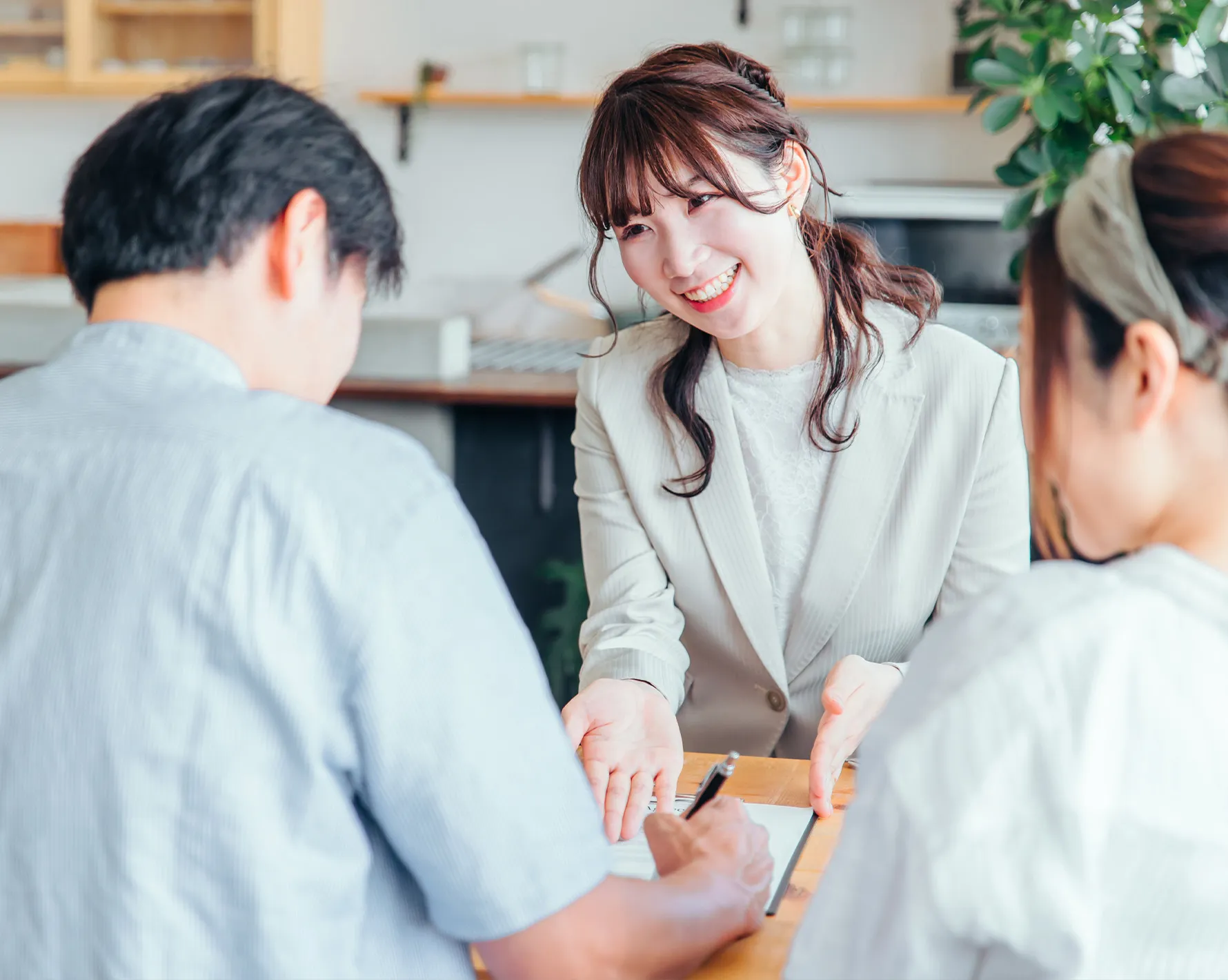 スタッフが書類の説明をしている様子